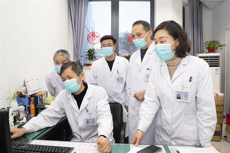 2月4日下午,市人民医院新冠防控专家组成员正在开展会诊.严智勇摄