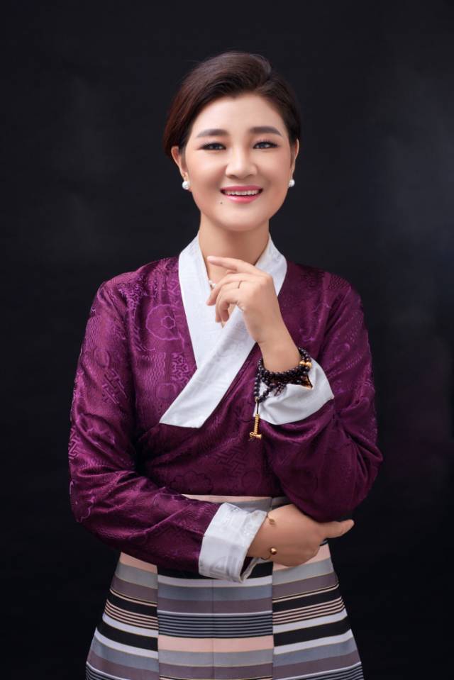 降央卓玛全家近照,儿子超可爱,老公魁梧帅爆了!