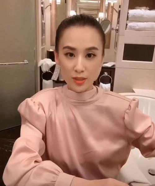 求黄圣依趁早放弃贵妇背头吧暴露毛虫眉还拉高发际线