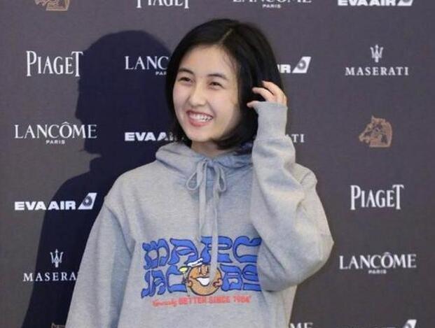 金马奖晚宴上,张子枫素颜穿运动服,网友:这才17岁该有