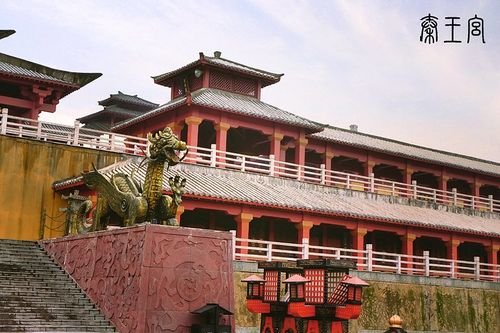 殿内两边都是给钱拍照的地儿煞风景绝对不值得错过汉宫的标志性建筑挺