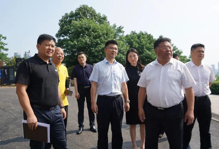 澎湃号>长沙城管> 市人民政府副市长刘拥兵带队督查渔人码头整治提质