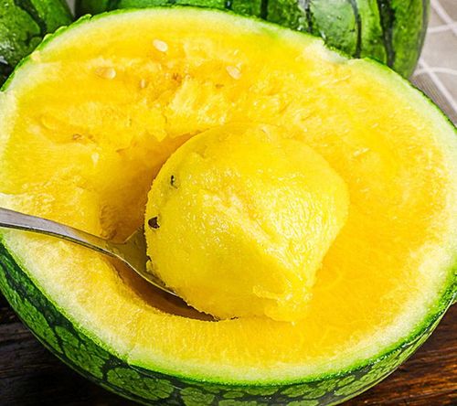 人类相似,有黑头发与黄头发之分,黄瓤西瓜与红瓤西瓜其实都属于西瓜