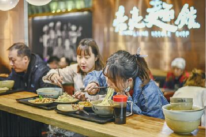 亮亮拉面店内,食客大口吃面.本版照片均由新时报首席记者王锋 摄