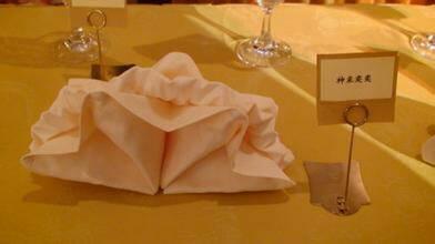 谁知道这个餐巾花怎么折?