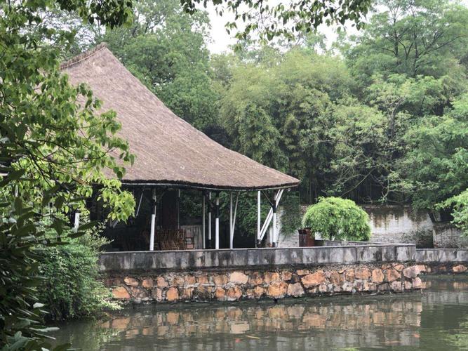 何陋轩由冯纪忠先生设计的占地230平方米,竹结构,稻草铺顶,空间富有