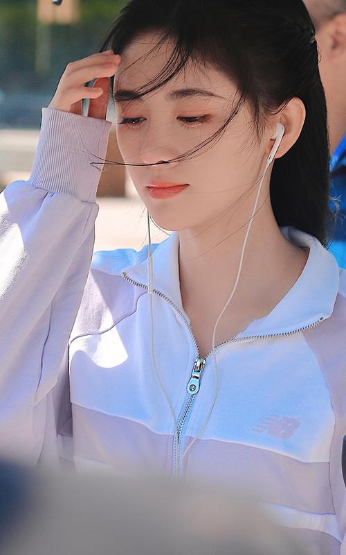 "四千年美女"鞠婧祎身穿运动套装,戴耳机听歌的画面很