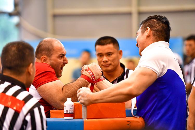 血脉偾张!掰手腕比赛见证肌肉的较量