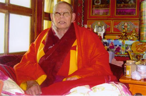 在山洞中闭关苦修四十三年的阿秋法王对信众的慈悲开示!