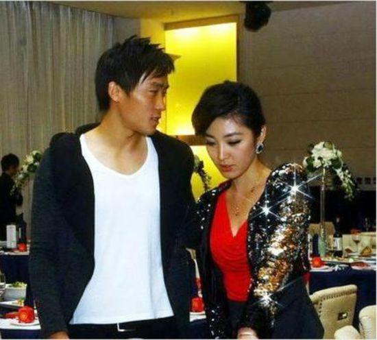 杜威女友东方卫视美女主播何卿在微博中连续贴出了自己身着婚纱的照片
