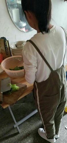 女生做菜,背影就美美的.