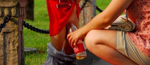 矿泉水瓶神器2特别对大便和女童接尿很有用.