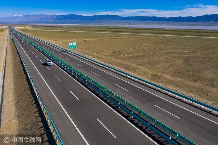 微摄第一现场京新高速公路全线通车