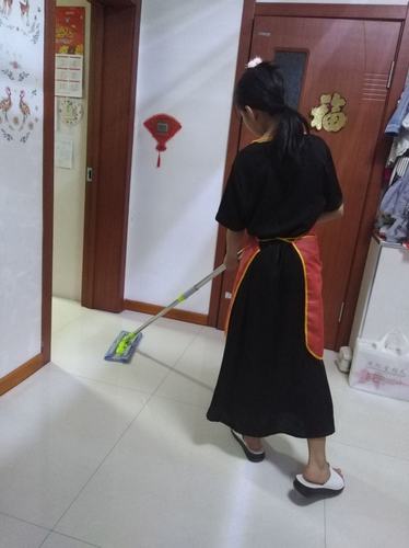 我是家庭的成员,我来拖拖地! 这背影是刘萱琪吧!