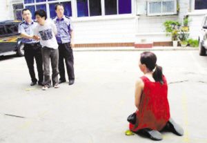 母亲跪地哭求吸毒儿子认罪