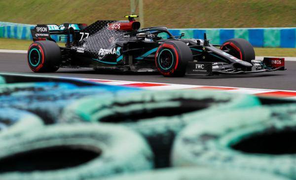 锦标赛(f1)匈牙利站排位赛中,梅赛德斯车队英国车手汉密尔顿夺得杆位