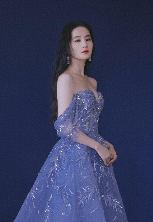 原创刘亦菲状态真好淡紫色露肩长礼服黑色卷发披在肩上显大气