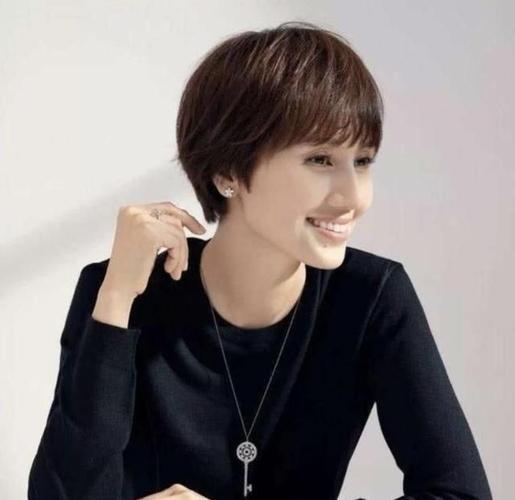 43岁影后袁泉下乡种树,亲自拿锹挖土好卖力,与张涵予被人群围堵