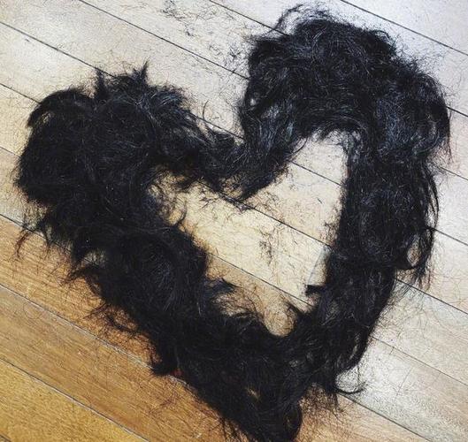 吴亦凡理发完,用头发摆出心形.