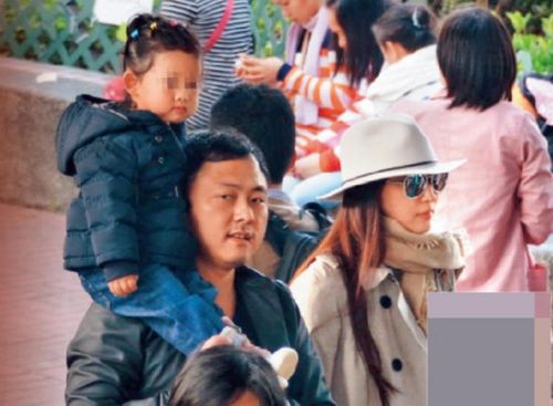 (艾雯) 据台湾媒体报道,近日,吴佩慈和男友纪晓波带着女儿一家三口