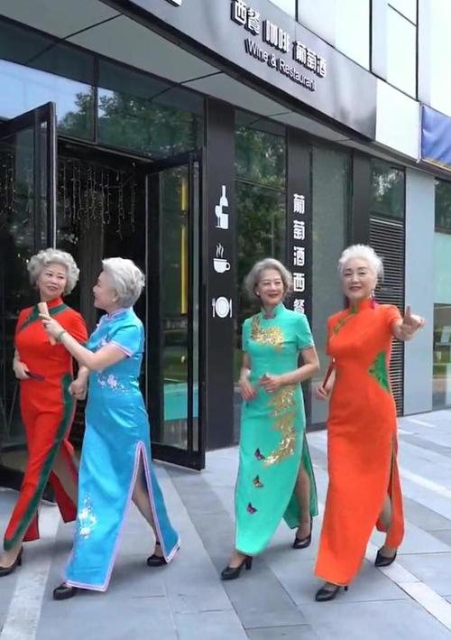 "老年闺蜜团"火了,80岁奶奶们穿旗袍走出了惊人的气质