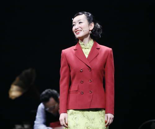 "白玫瑰"胡靖钒 "红玫瑰"秦海璐 《红玫瑰与白玫瑰》剧照 新浪娱乐讯