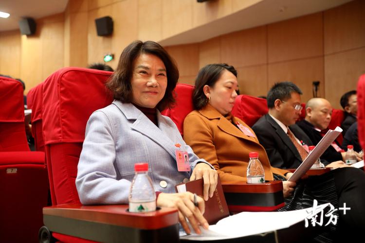 董明珠作为列席代表在珠海市九届人大七次会议上认真听取政府工作报告