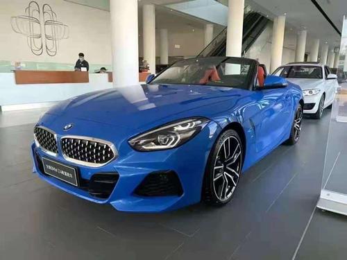 实拍宝马z4敞篷版,外形非常动感