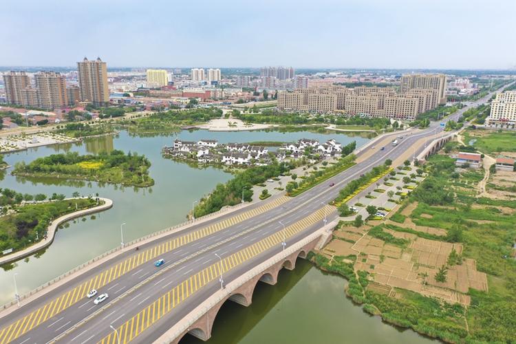 双桥飞架夏日,在山东省滨州市阳信县城区,树木郁郁葱葱,生机勃勃.