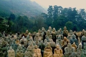 湖南"鬼崽岭"走红,一场大雨冲出"诡异"石像群,规模赶超兵马俑