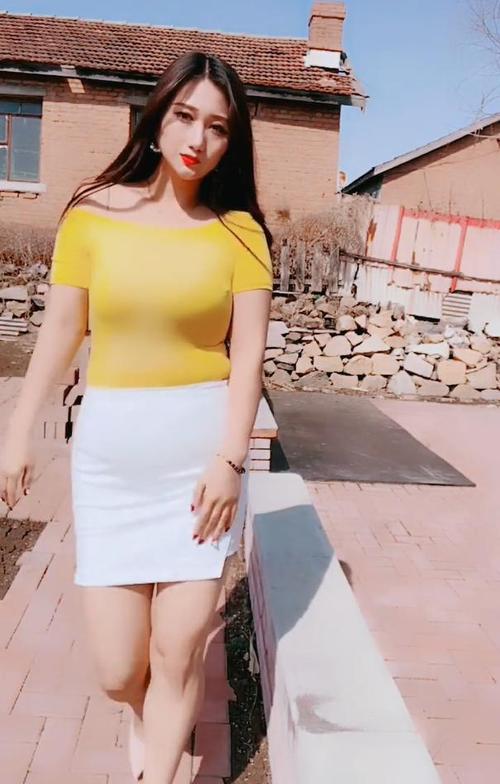 流行穿衣的微胖美女与白裙结合身材丰满又性感