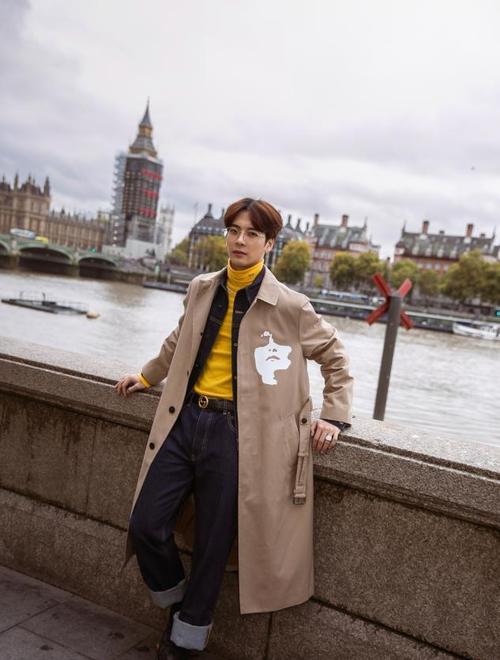 王嘉尔时髦大片再引"热议",这身材太抢镜了,满屏的荷尔蒙气息