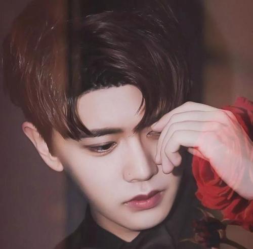 既会括弧笑又会眼神开车的男人之任嘉伦