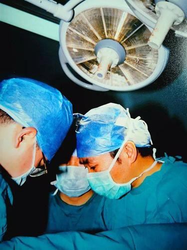 我院副院长王平凡完成河南省首例全主动脉弓置换手术,半年后又为同一