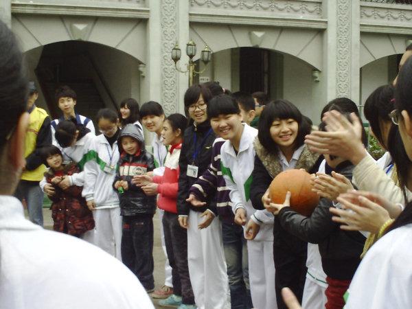 3月5号下午 携手海棠中学学子 举行了存心敬老院义务服务