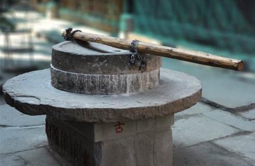 农村总有人高价收购旧石磨,石槽,这些物件有啥用呢?看