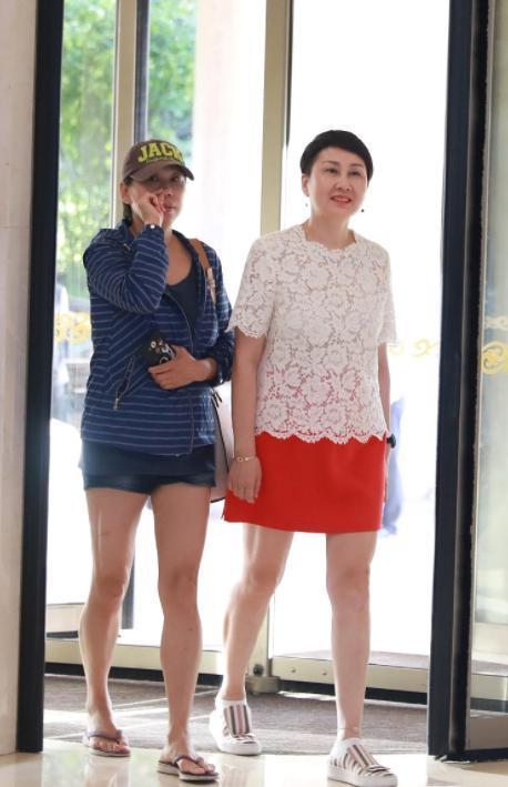 夏季张凯丽走机场穿搭够潮流t恤搭配短裤充满了时尚感