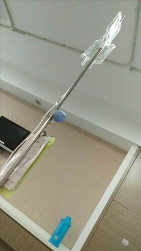 (小云在医院挂吊水 摄影/小云)