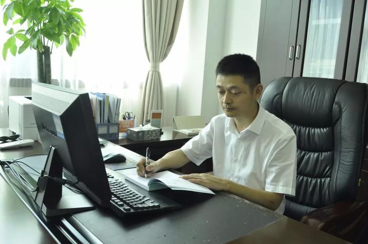 中铁八局第七届劳动模范何凯锋工作照