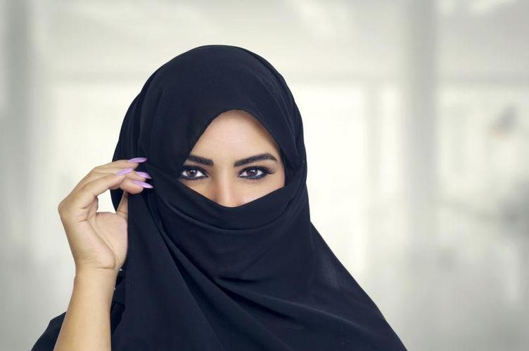 带着黑色头巾的穆斯林美女