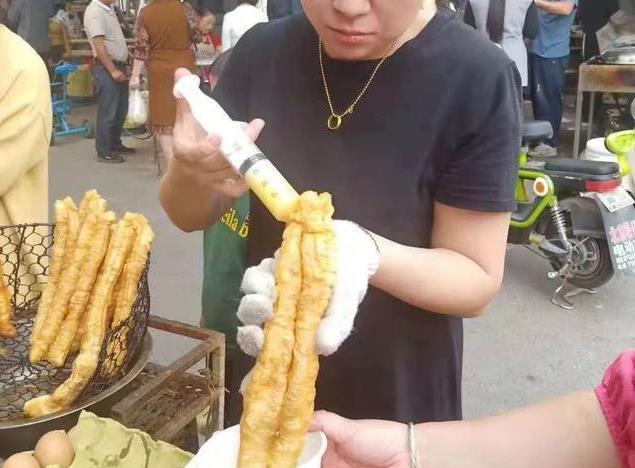 大妈街头卖开封"名小吃",油条里面灌进鸡蛋,每天吃都不会腻