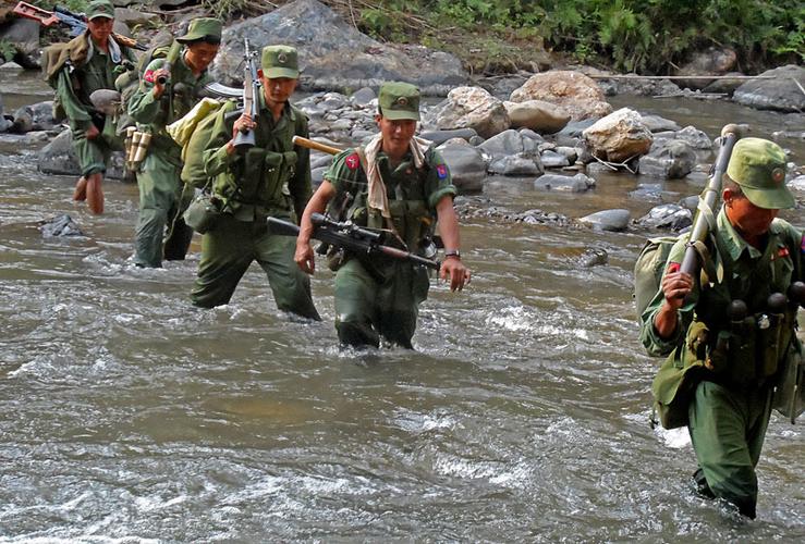 果敢同盟军行军路上,踏平坎坷