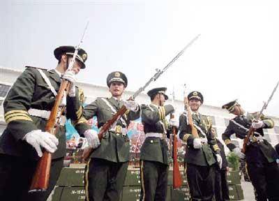 武警国旗护卫队配发新式礼宾枪(图)