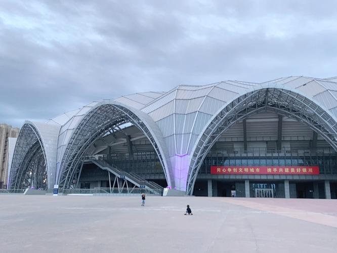 轻松的银川体育馆夜跑