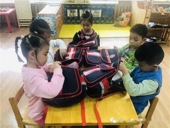 3.再把铅笔盒放进书包