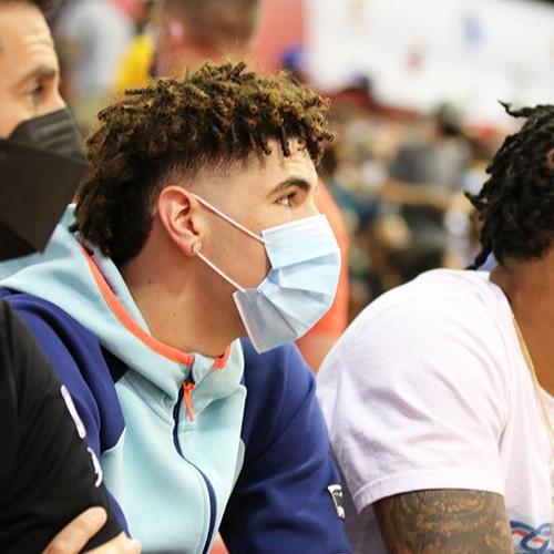 nba官推发布拉梅洛-鲍尔,布里奇斯,科温顿观战夏联比赛照