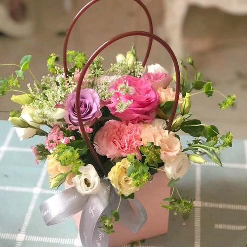 粉色牛皮带花篮,小清新色系,8支玫瑰加其他配花配草,88/人