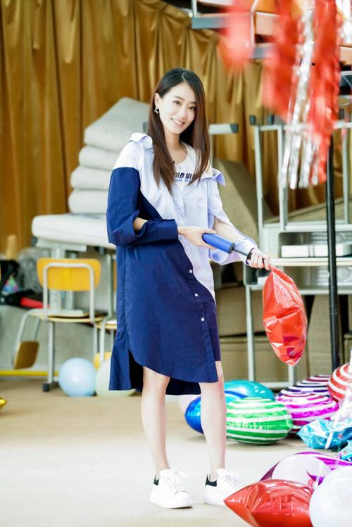 "小白鞋大长腿,相亲女王张小斐",张小斐是多爱穿小白鞋?