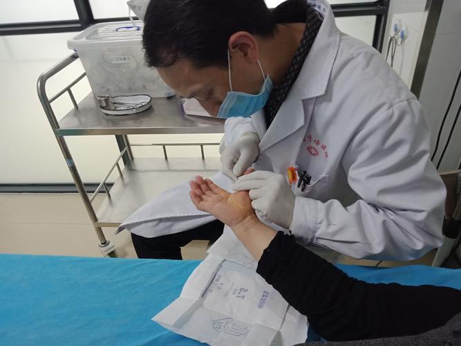 小针刀治疗拇指屈肌腱狭窄性腱鞘炎