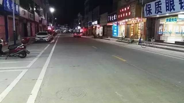 华城镇人民医院和众多商铺均位于该街道,同时,五华中学位于该路段附近